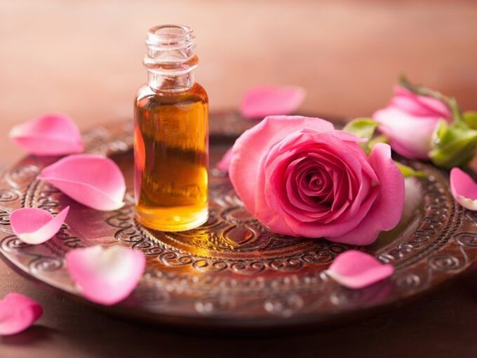 A rózsaolaj különösen előnyös lehet a bőrsejtek megújulásában. 
